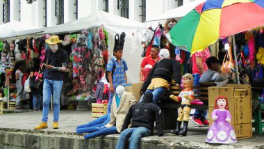 Cuenca, Ekvador - 31 Aralık 2019: Geleneksel Monigotlar ve oyuncak mankenlerle birlikte açık pazarda satışta Yeni Yıl arifesinde, Ekvador 'da geleneksel alışkanlıklar olan eğlenceli maskeler yakılmak üzere yapılır.