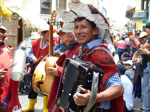 エクアドルのクエンカ 2020年2月22日 クエンカ市でのカーニバルパレード 先住民の村のミュージシャンの男性は パレード中にアコーディオン ギター 大きなドラムを演奏 エクアドルのアズアイ州 — ストック写真