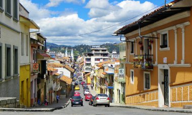 Cuenca, Ekvador - 6 Ağustos 2020: Başkan Borrero caddesinde ve Cuenca kentinin tarihi merkezinde San Alfonso kilisesinde görüş