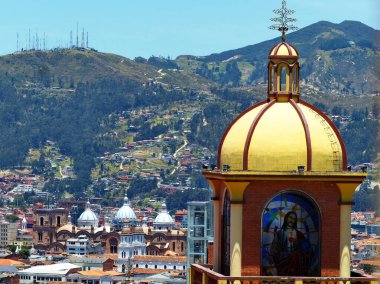 Cuenca, Ekvador 'un panoramik manzarası, pek çok kilise ve katedrali, etrafındaki dağlar, Boqueron dağı...