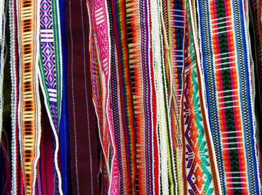Otavalo 'daki esnaf pazarında örülmüş renkli kumaş kemerler, geleneksel desenler ve tasarım, Ecaudor