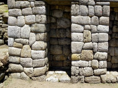 .İnka 'nın kireçtaşı duvarı, suya tapınmayla ilgili niklere sahip. Duvarın duvarları, Cuenca, Ekvador ve Arkeolojik alan Todos Santos' un tarihsel merkezini yeniden oluşturur. 