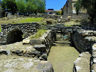 Arkeoloji sitesi Todos Santos, İspanyol döneminden kalma iki su değirmeni ve beş nikli İnka kireçtaşı duvarı olan Canari kültürünü ortaya çıkardı. Cuenca, Ekvador 'un Tarihi Merkezi