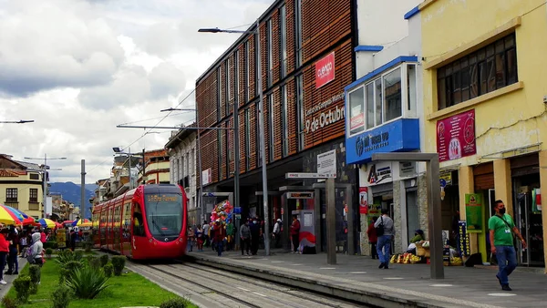 Cuenca Ecuador Junio 2021 Tranvía Rojo Cruza Plaza Civica Plaza — Foto de Stock