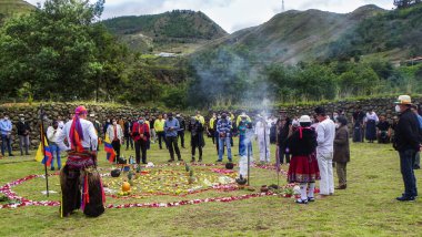 Chobshi, Azuay vilayeti, Ekvador - 20 Haziran 2021: Cacique Duma kalesinin harabelerinin Chobshi arkeolojik görüntüsünde Inti Raymi 'yi kutlamak. Bir grup insan ruhani törene katılıyor Chacana.