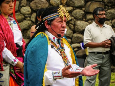 Chobshi, Azuay vilayeti, Ekvador - 21 Haziran 2021: Chobshi arkeoloji alanında Inti Raymi 'nin antik Cacique Duma Asterle kalıntıları kutlaması. Şaman ruhani tören düzenler Chacana.