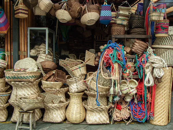 에콰도르의 쿠엥카에 시장에서 판매되는 파란색 빨간색을 밧줄로 천연섬유로 손으로 전통적 — 스톡 사진