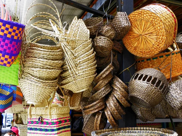 에콰도르 쿠엥카의 시장에서 천연섬유로 손으로 전통적 바구니 무더기 — 스톡 사진