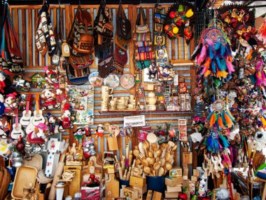 Cuenca, Ekvador - 24 Temmuz 2021: Cuenca, Ekvador 'daki açık hava pazarında ahşap, tekstil hatıraları, oyuncaklar ve diğer ürünlerden yapılan büyük çeşitli ürünler