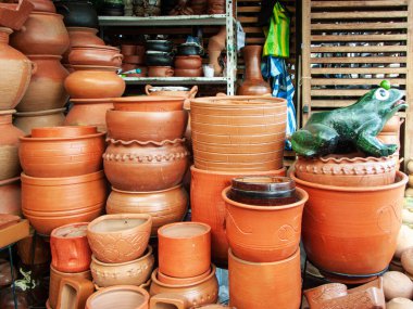 Ekvador Cuenca 'daki pazarda bulunan kil saksıları ve yemek pişirmek için.