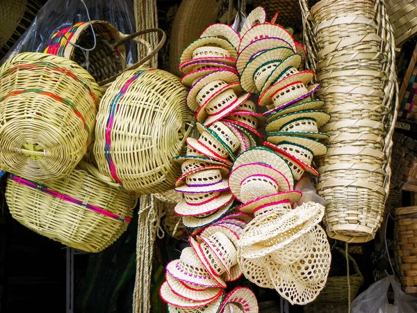 Uma Pilha Cestas Tradicionais Feitas Mão Pequenos Chapéus Panamá Feitos — Fotografia de Stock