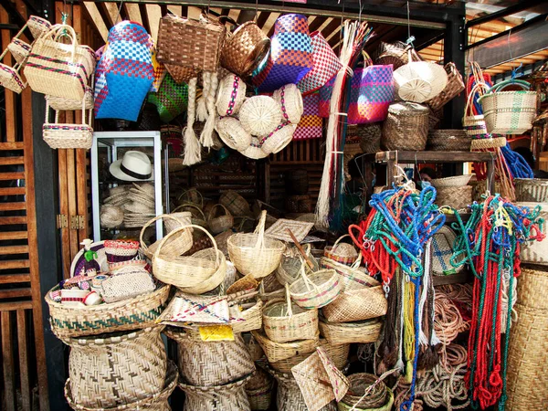 Uma Pilha Cestas Tecidos Tradicionais Feitos Mão Feitos Fibra Natural — Fotografia de Stock