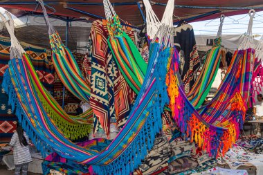 Parlak renkli hamaklar Otavalo, Imbabura 'daki Plaza de los Ponchos Esnaf pazarında satılmaktadır. Geleneksel Ekvador desenleri ve tasarımları