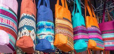 Pancho Meydanı 'nda geleneksel And desenli tekstil çantaları (Plaza de los Ponchos) en Otavalo, Ekvador