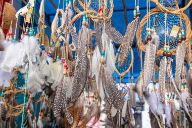 Kuş tüyleriyle yapılan renkli düş kapanları Otavalo, Ekvador 'daki haftalık Plaza de los Ponchos pazarında satılıyor.