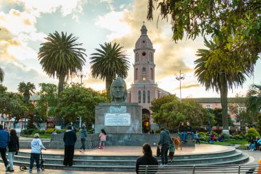 Otavalo, Ekvador 28 Haziran 2025: Simn Bolvar Central Park ve küçük Otavalo kasabası Otavalo Katolik Kilisesi, yerel pazarı ile dünyaca ünlü. Imbabura Bölgesi