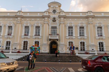 Otavalo, Ekvador, 28 Haziran 2025: Otavalo Kantonu Belediye Hükümeti (GAD Municipal de Otavalo) Ekvador, Sierra bölgesinde bulunan Otavalo kasabası. Gün batımı zamanı