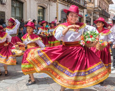 Cuenca, Ekvador 24 Aralık 2024: Bebek İsa 'nın onuruna Pase del Nio Viajero (Gezgin Çocuk) Noel alayı. Cuenca 'nın tarihi merkezinde bir grup halk dansçısı.