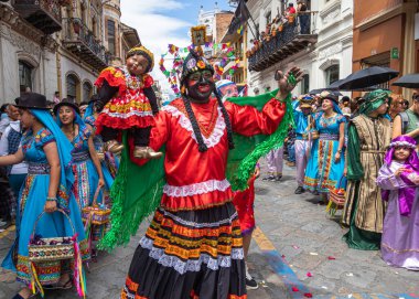 Cuenca, Ekvador 24 Aralık 2024: UNESCO 'nun dünya kültür mirası Cuenca' da düzenlenen yıllık Pase del Nio Viajero Noel alayı sırasında Mama Negra festivalinin geleneksel karakteri