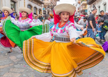 Cuenca, Ekvador 24 Aralık 2024: Bebek İsa 'nın onuruna Pase del Nio Viajero (Gezgin Çocuk) Noel alayı. Cuenca 'nın tarihi merkezinde bir grup halk dansçısı.