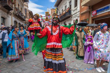 Cuenca, Ekvador 24 Aralık 2024: UNESCO 'nun dünya kültür mirası Cuenca' da düzenlenen yıllık Pase del Nio Viajero Noel alayı sırasında Mama Negra festivalinin geleneksel karakteri