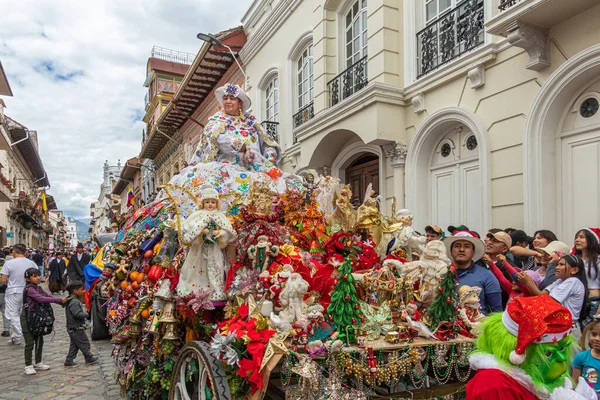 Cuenca, Ekvador 24 Aralık 2024: Pase del Nio Viajero bebek İsa 'nın onuruna düzenlenen bir Noel alayı. Büyük, zengin bir şamandıra ve geleneksel işlemeli Noel elbisesi giymiş bir kadın.