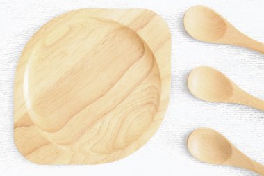 Tahta kaşık beyaz arkaplanda izole edildi