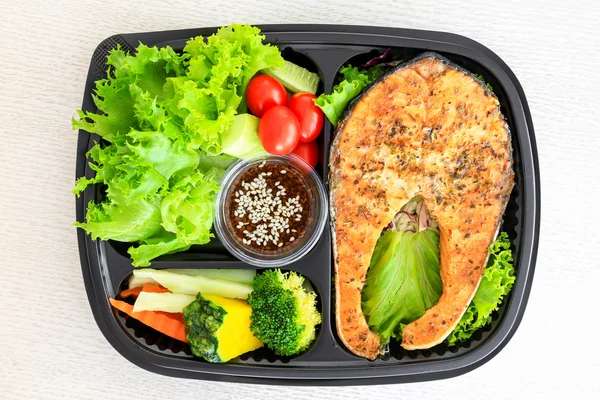 Стейк из лосося, меню из клена, подается со свежими овощами Лицензионные Стоковые Фото