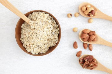 Fasulye ve tahta kaşık ahşap backgr üzerinde mercimek