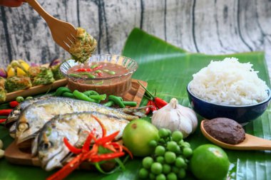 Kızarmış uskumru ile karides ezmesi sosu ve tırmanan gıcırtılı omlet (nam prik kapi, pla, khai cha-om, pak tom)