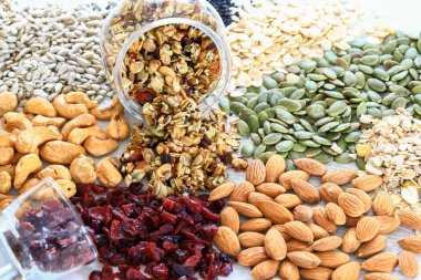 Granola, yuvarlanmış yulaf, fındık, bal veya esmer şeker gibi diğer tatlandırıcılardan oluşan bir kahvaltılık yemektir.