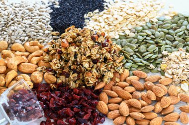 Granola, yuvarlanmış yulaf, fındık, bal veya esmer şeker gibi diğer tatlandırıcılardan oluşan bir kahvaltılık yemektir.