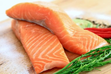 Pişirmeden önce taze somon filetosu..