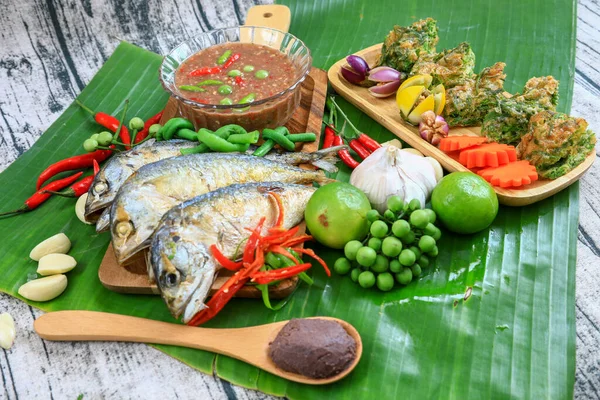 Salsa Pasta Gamberetti Servire Con Sgombro Fritto Verdura Omelette Con — Foto Stock