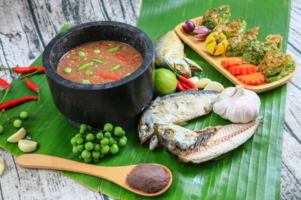 Shrimp Paste Sauce Mit Gebratenem Makrelengemüse Und Omelett Mit Klettern — Stockfoto