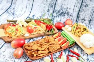 Çıtır domuz eti, bir tabak Tayland yemeği..