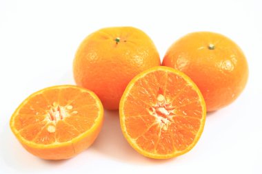 Beyaz arkaplanda turuncu.