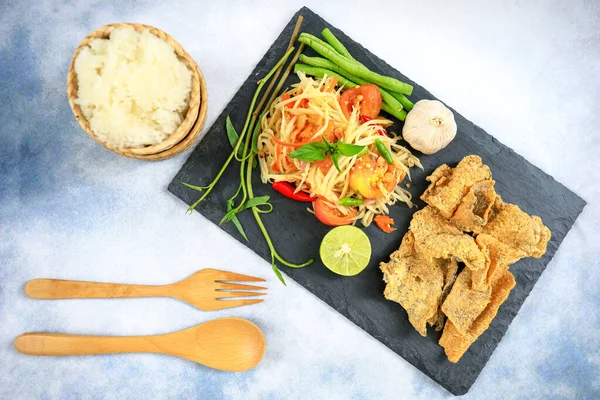 Papayasalat Mit Gegrilltem Huhn Der Traditionellen Thailändischen Küche — Stockfoto