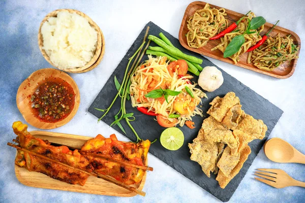 Papayasalat Mit Gegrilltem Huhn Der Traditionellen Thailändischen Küche — Stockfoto