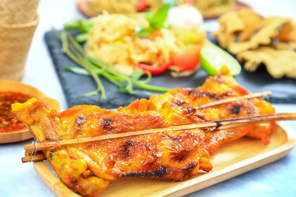 Gegrilltes Huhn Eine Beilage Mit Papayasalat Traditionelle Thailändische Küche — Stockfoto