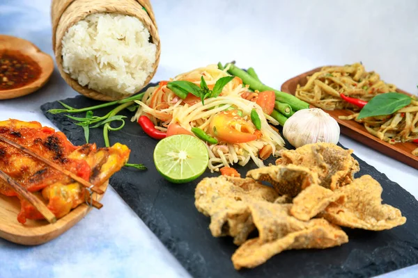 Papayasalat Mit Gegrilltem Huhn Der Traditionellen Thailändischen Küche — Stockfoto