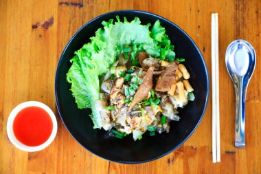 Tayland usulü kızarmış erişte ve tavuk ve deniz ürünleri..