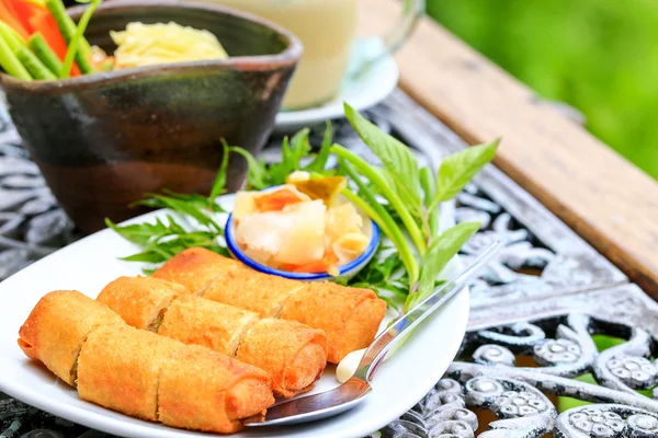 Креветки Spring Rolls с салатом и сладким окунанием в тайском стиле . Стоковое Изображение