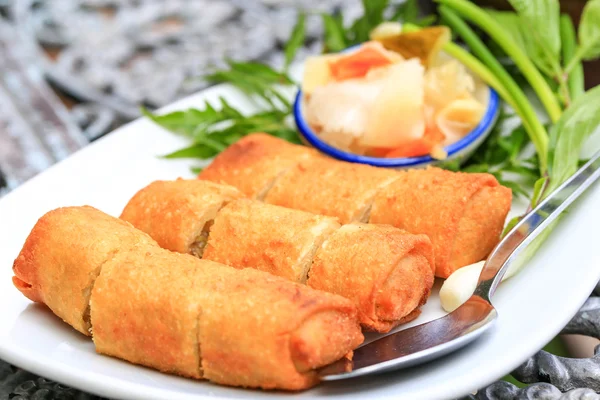 Креветки Spring Rolls с салатом и сладким окунанием в тайском стиле . Лицензионные Стоковые Фото