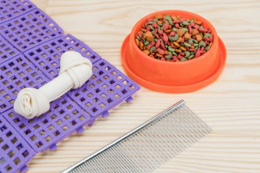 Ahşap masada fotokopi alanı olan evcil hayvan maması ve atıştırmalıklar.