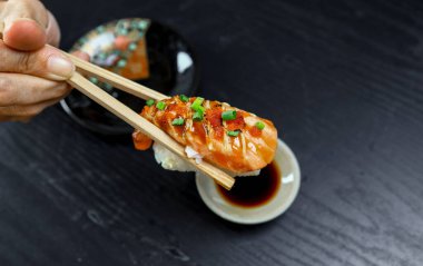 Japon yemeği yemek için yemek çubuğu.