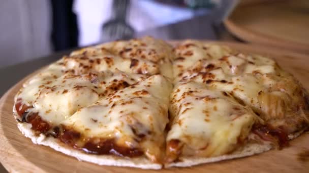 Szef Kuchni Posypuje Oregano Pizzą Serową — Wideo stockowe