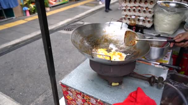 Arbetare Matlagning Pad Thai Street Food Koncept — Stockvideo