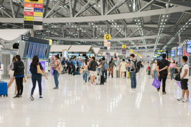 Tayland 22 Kasım 2020: Tayland 'da sağlık maskesi takan turistler Suvarnabhumi Havaalanını kullanarak ülkeyi dolaşıyorlar