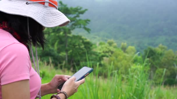 Vrouwen Gebruiken Technologie Voor Communicatie Vakantie Beelden — Stockvideo